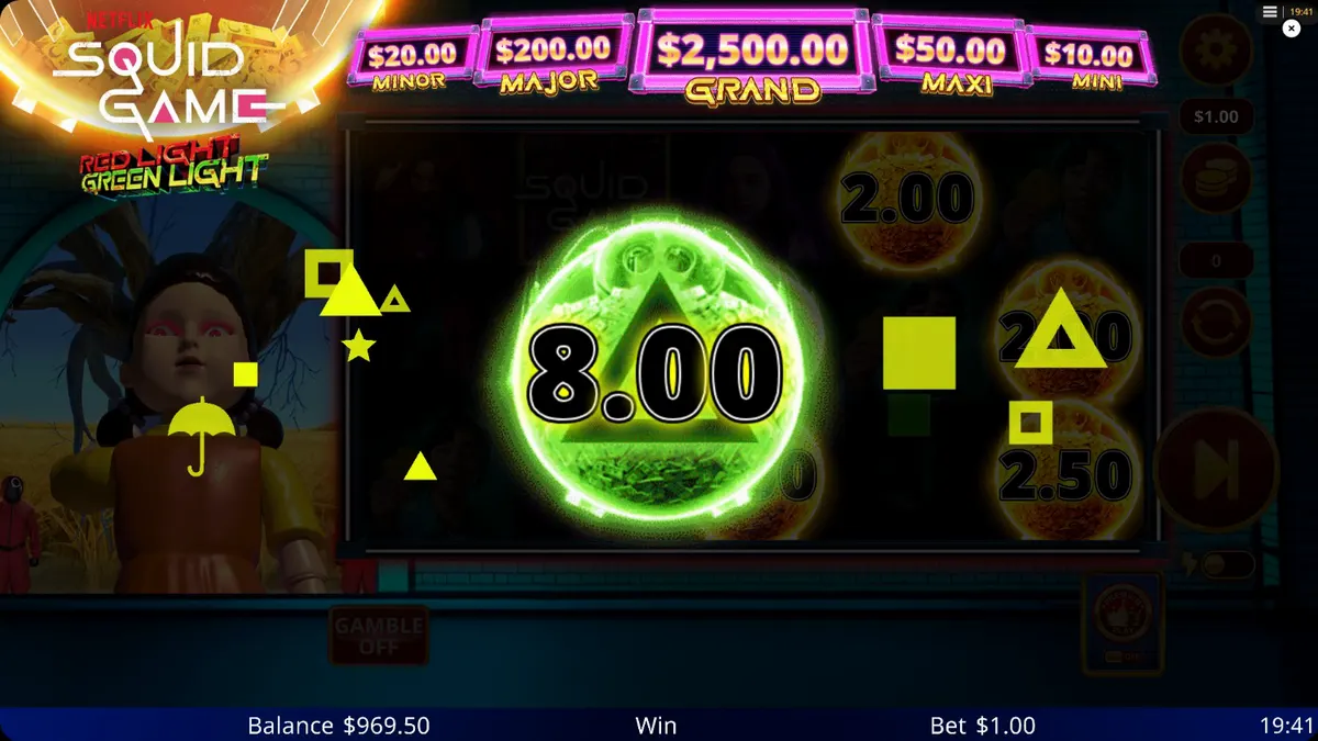 Tampilan visual slot Squid Game: Red Light, Green Light dengan latar belakang taman bermain yang ikonik